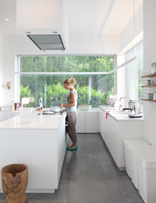 Witte keuken met vloer van polybeton actief wonen