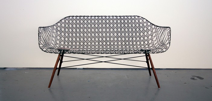 De “Carbon Fiber Eames Sofa”