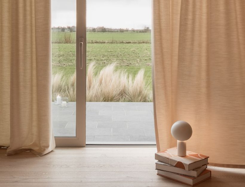 Sunbrella® Window Fabrics biedt vitrages die het licht omlijsten zonder het ooit te overschaduwen.