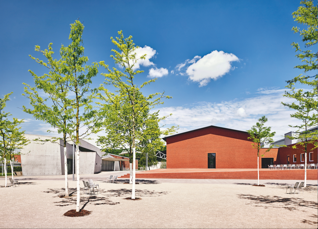 Het nieuwe Schaudepot, voorplein en terras. 