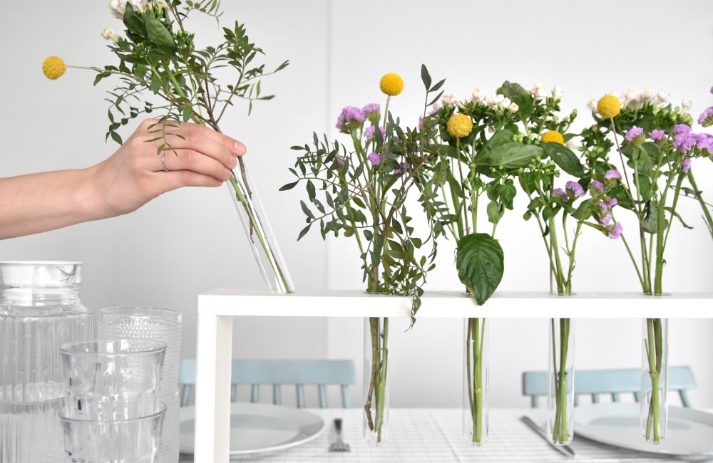 DIY: Een fleurig tafelsierstuk