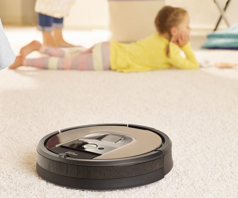 De Roomba 966  of de poetshulp loopt op wieltjes