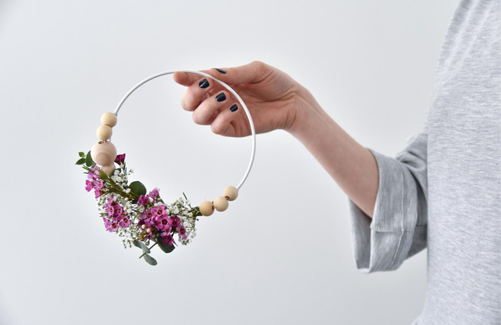 DIY: Maak een sierlijke bloemenkrans om je interieur op te fleuren