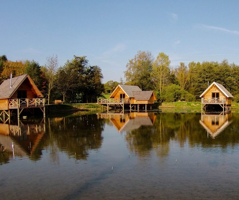 Beleef een romantische nacht op het water in één van de Aqualodge chalets