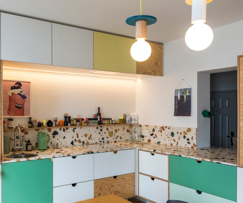 Zien: een kleurrijke keuken gekenmerkt door terrazzo