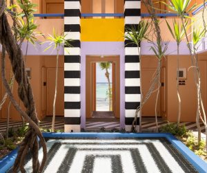 Zien: het kleurrijke interieur van hotel SALT of Palmar op het eiland Mauritius