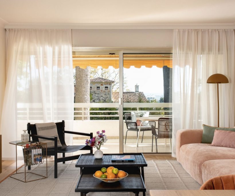 Binnenkijker: een kleurrijk mid-century appartement in Cannes