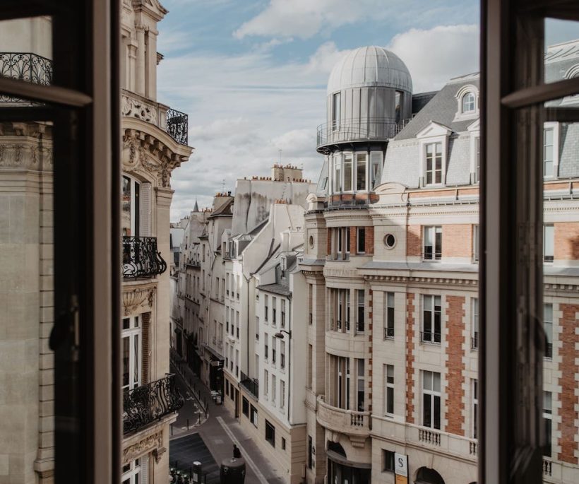 Binnenkijker: een elegante versmelting van modern en authentiek in een Parijse flat