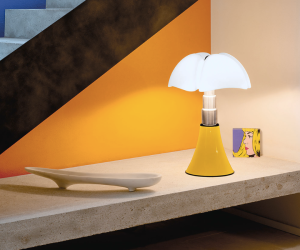 Ken je designicoon: het verhaal achter de ‘Pipistrello’ tafellamp