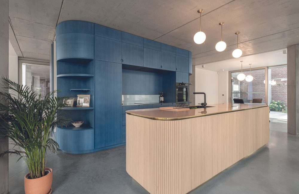 Voor & na: een vrolijke keuken met rondingen en blauwe fronten