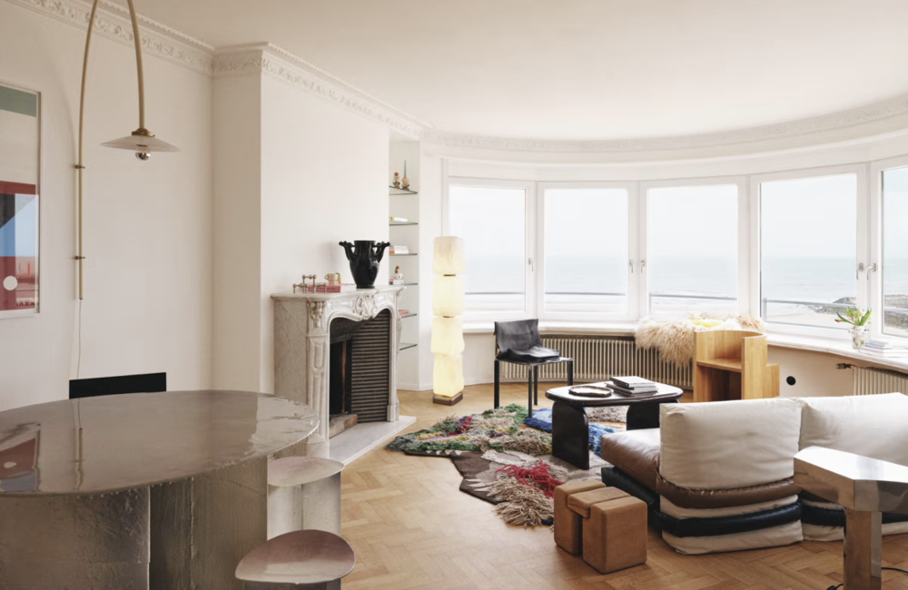 Binnenkijker: een prachtige flat vol design en kunst in Oostende