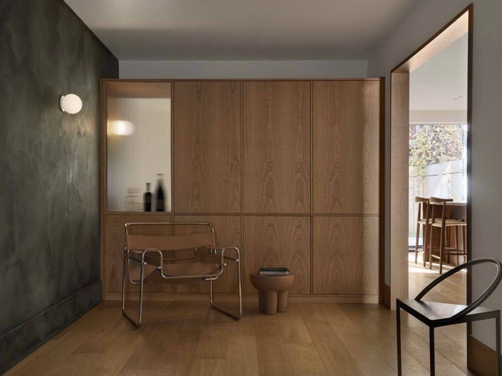 Binnenkijker: een minimalistisch interieur met hout in de hoofdrol