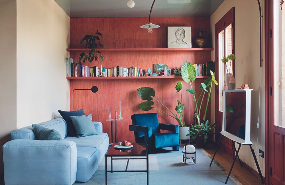 Binnenkijker: rood & blauw spelen de hoofdrol in deze Madrileense flat