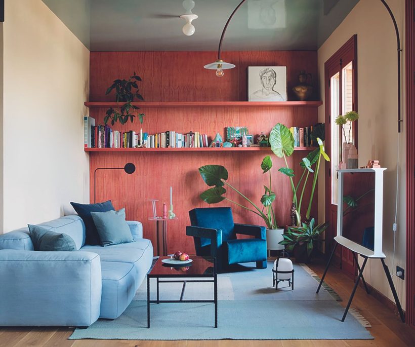 Binnenkijker: rood & blauw spelen de hoofdrol in deze Madrileense flat