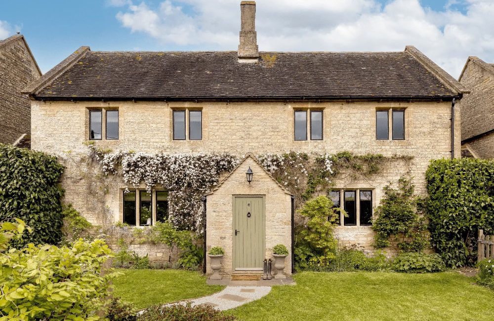 Binnenkijker: een idyllisch vakantiehuis van August in de Engelse Cotswolds