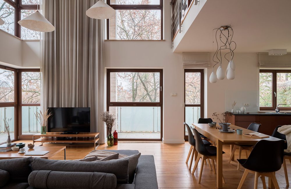Niemand hangt nog gordijnen op: deze nieuwe manier van raamdecoratie is razend populair