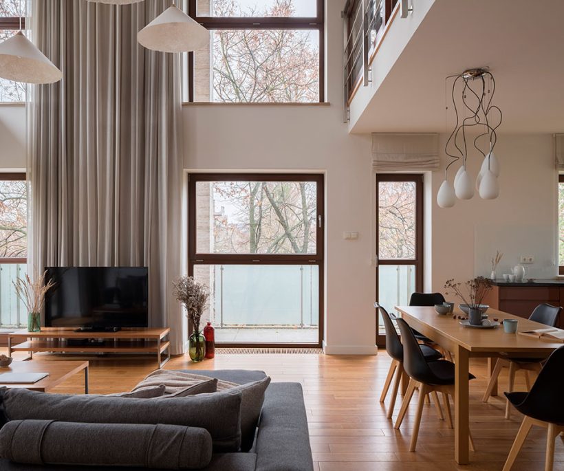 Niemand hangt nog gordijnen op: deze nieuwe manier van raamdecoratie is razend populair