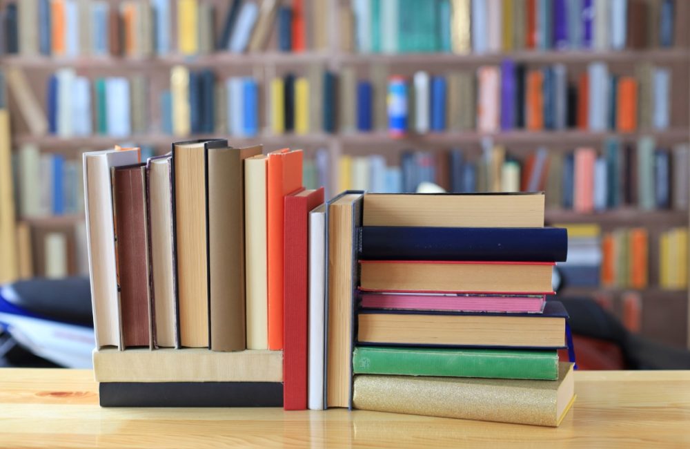 Te veel boeken? Hier is een slimme truc om ze op te bergen zonder ruimte weg te nemen