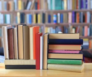Te veel boeken? Hier is een slimme truc om ze op te bergen zonder ruimte weg te nemen