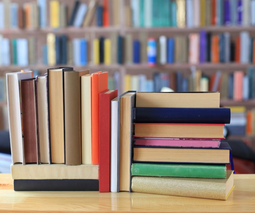 Te veel boeken? Hier is een slimme truc om ze op te bergen zonder ruimte weg te nemen