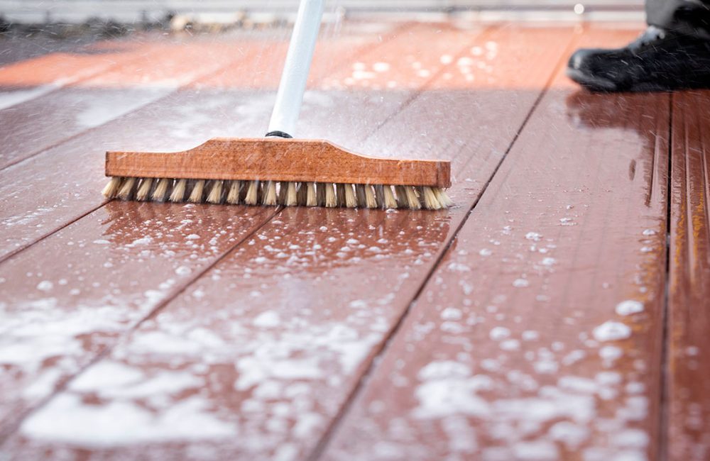 Vaarwel groene mos op het balkon en terras: dit 2 ingrediënten trucje werkt als magie