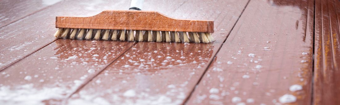 Vaarwel groene mos op het balkon en terras dit 2 ingrediënten trucje werkt als magie