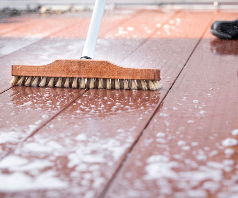 Vaarwel groene mos op het balkon en terras: dit 2 ingrediënten trucje werkt als magie