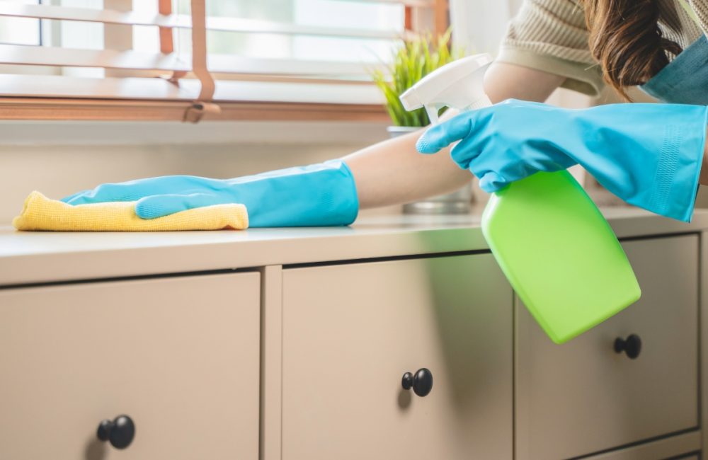 11 natuurlijke schoonmaakproducten die in je keukenkastjes liggen