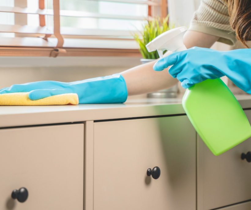 11 natuurlijke schoonmaakproducten die in je keukenkastjes liggen