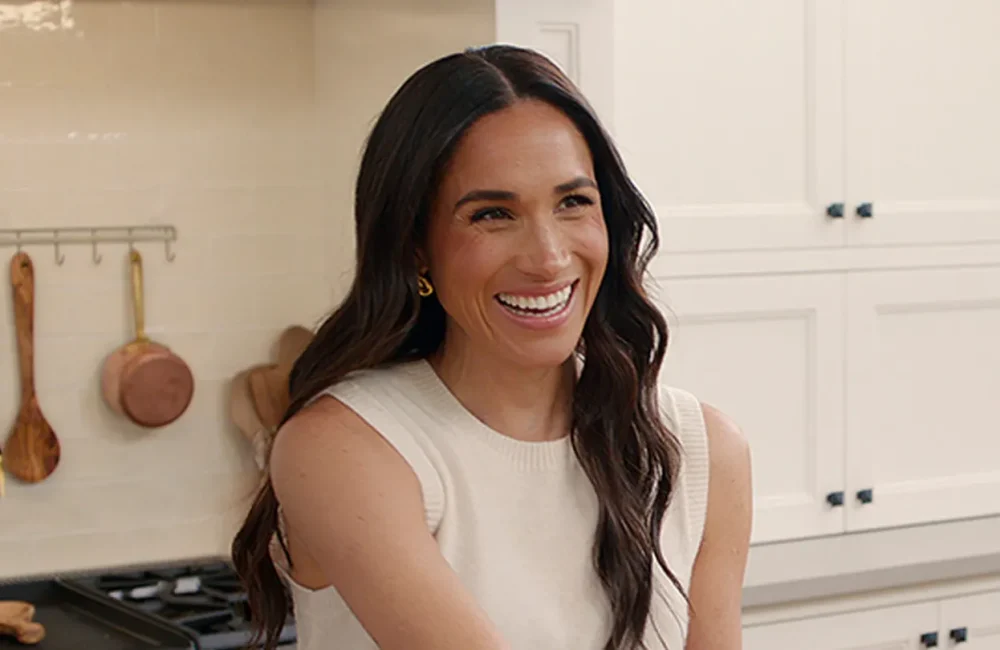 Meghan Markle deelt haar feilloze techniek voor perfecte huisdecoratie tijdens een avondje