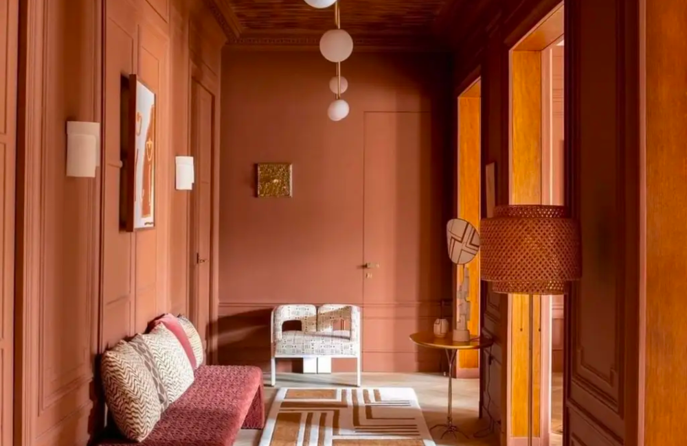 Trend: color drenching verovert interieurs in 2025