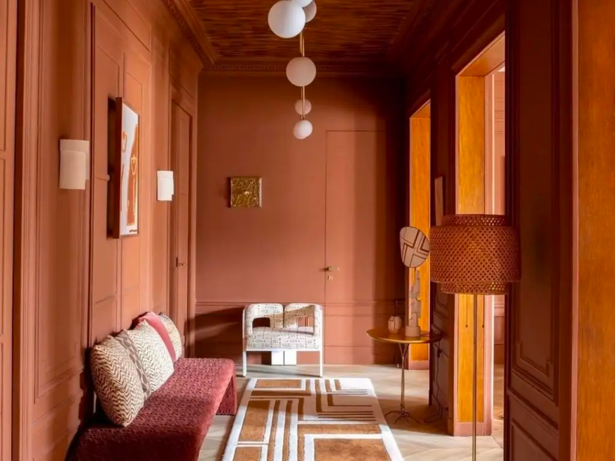 Trend: color drenching verovert interieurs in 2025