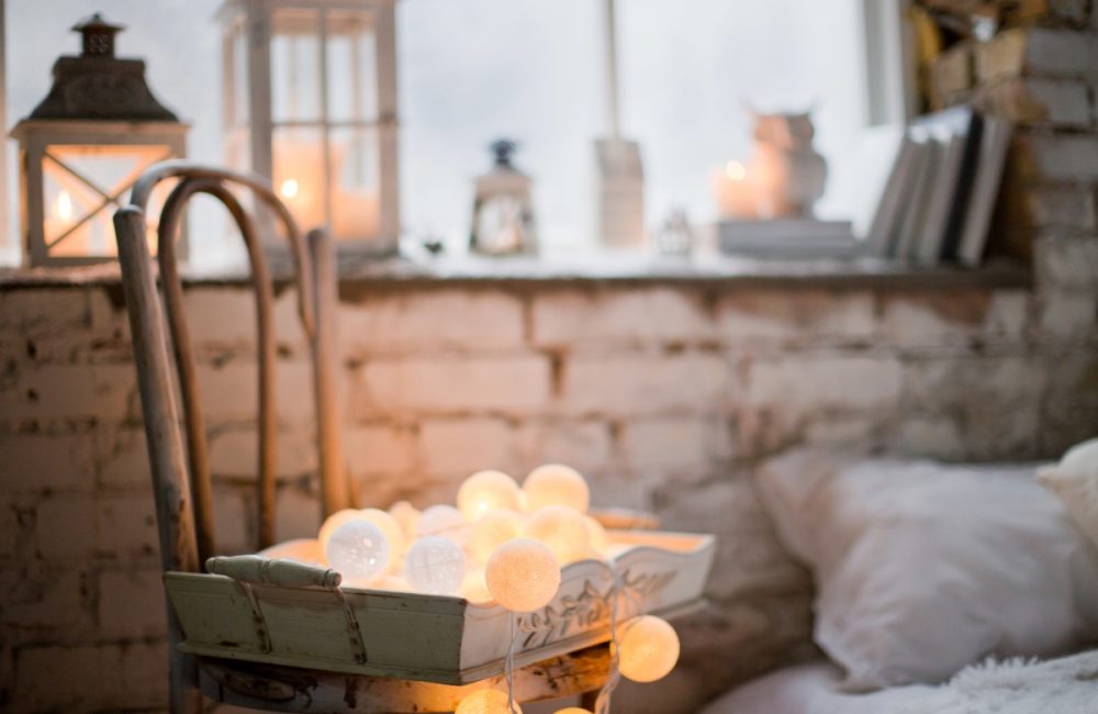 Zo geef je een kamer een feestelijke uitstraling met eenvoudige lichtslingers