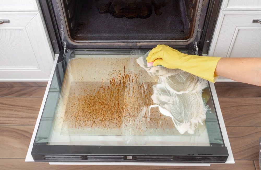 Haar eenvoudige truc om de oven moeiteloos schoon te maken verleidt duizenden internetgebruikers