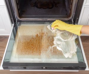 Haar eenvoudige truc om de oven moeiteloos schoon te maken verleidt duizenden internetgebruikers