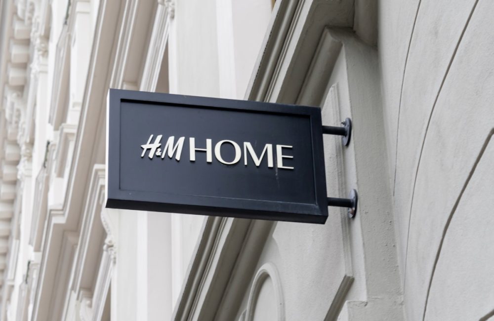 De verchroomde paddenstoellamp van H&M Home is de huidige ster in decoratie