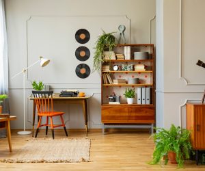 Deze oude vitrine die velen weggooien is nu een fortuin waard in decoratie