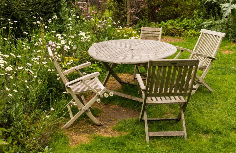 Hoe u uw houten tuinmeubelen goed reinigt zonder ze te beschadigen