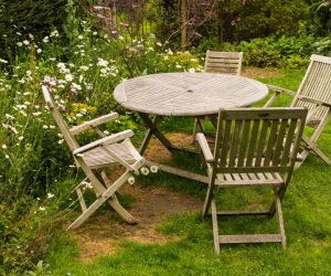Hoe u uw houten tuinmeubelen goed reinigt zonder ze te beschadigen
