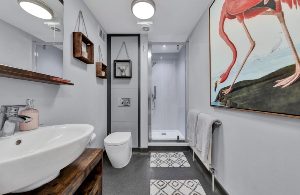 Moet je kunst ophangen in de badkamer? Dit vinden designers ervan