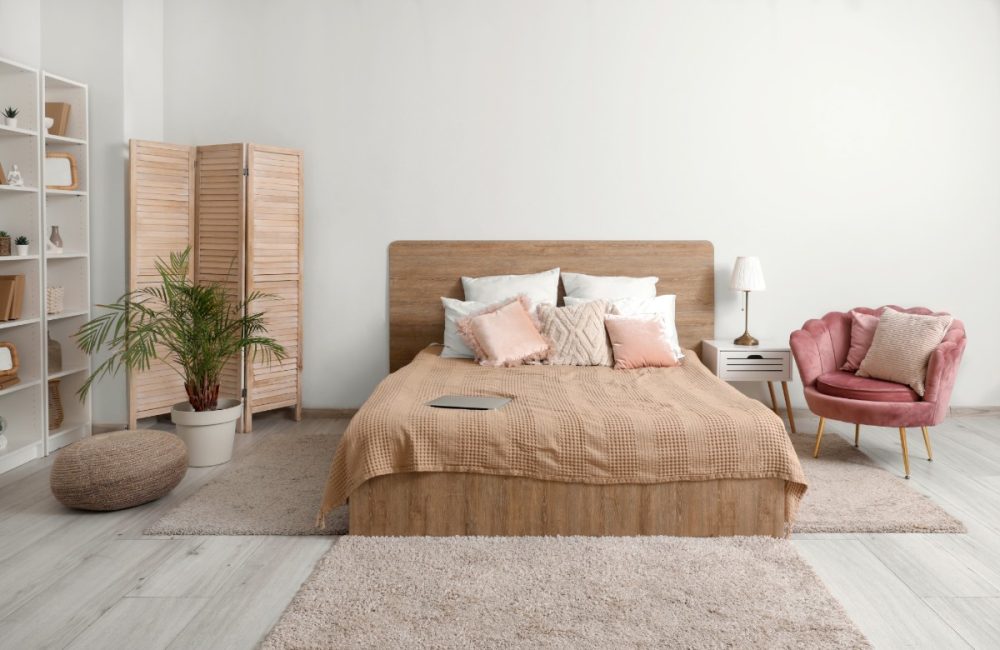 Welk tapijt voor de slaapkamer? Ontwerpers zijn verdeeld over de ideale grootte