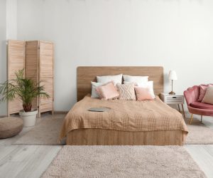 Welk tapijt voor de slaapkamer? Ontwerpers zijn verdeeld over de ideale grootte